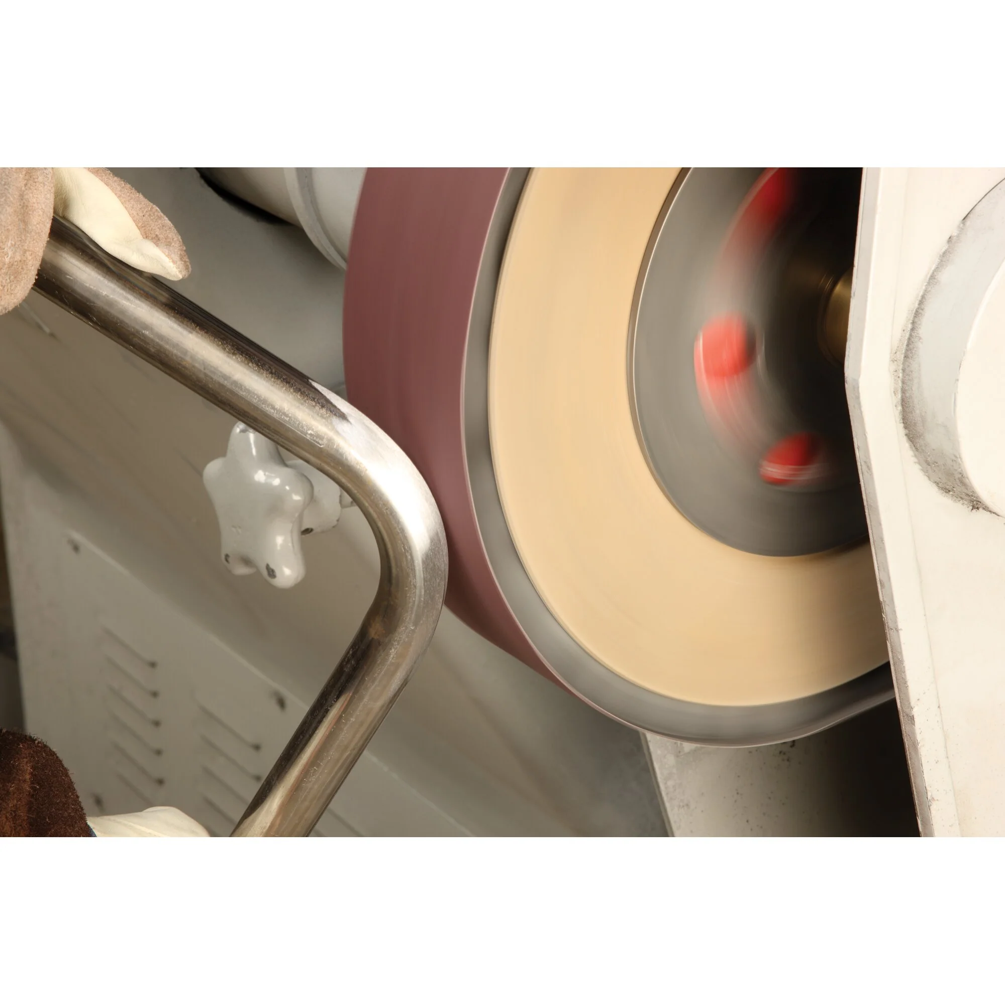 3M Cloth Belt 302D, P220 J-weight, 3/4 in x 132 in, Film-lok, Full-flex - Image 2