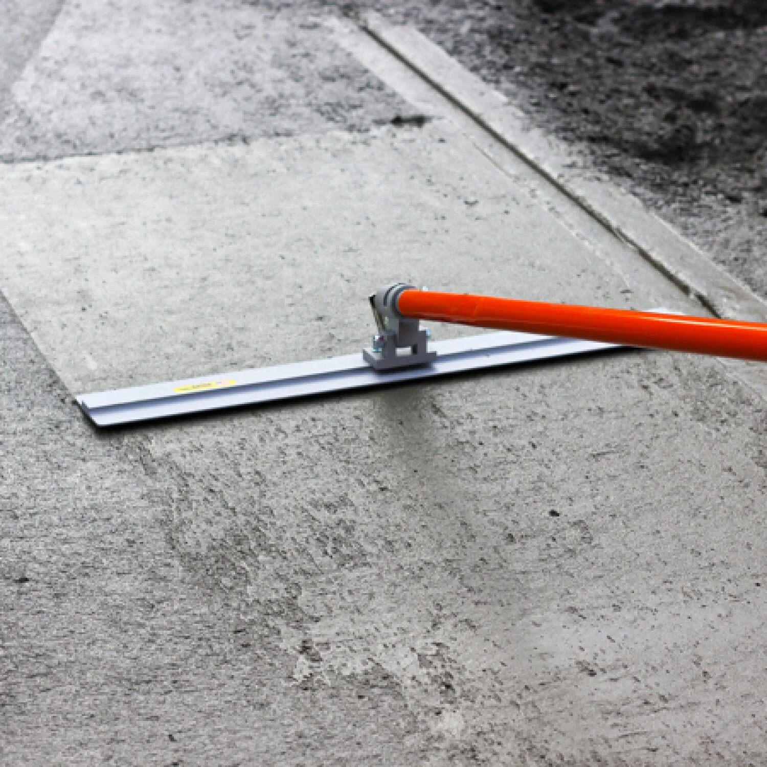 Gator Tools GF11786 24"x4" Square End GatorLoy Walking Float with Mini Adjustable Leveling Head - Image 4