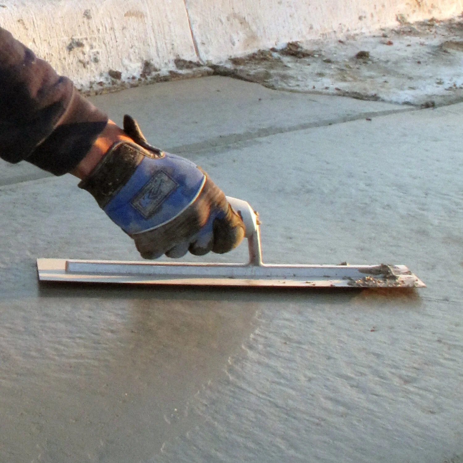 Kraft Tool CFE227PF Elite Series Five Star 18" x 4" Carbon Steel Cement Trowel with ProForm Handle - Image 3